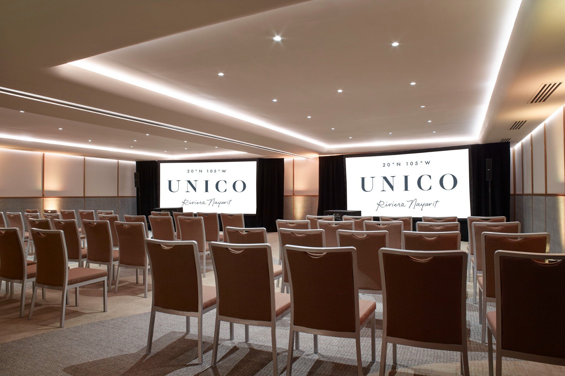 Salón interior para reuniones y eventos en UNICO 20°105° con sillas y pantallas de presentación