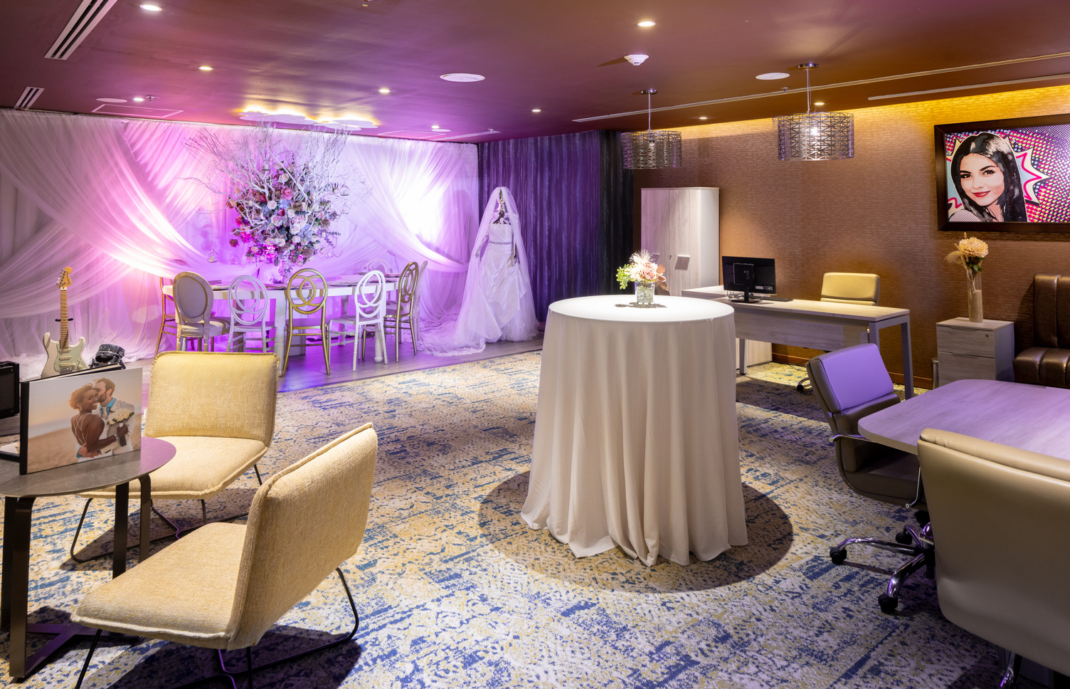 Sala de exhibición de bodas con mesas elegantes, centro de mesa floral, maniquí de novia e iluminación ambiental en un lugar