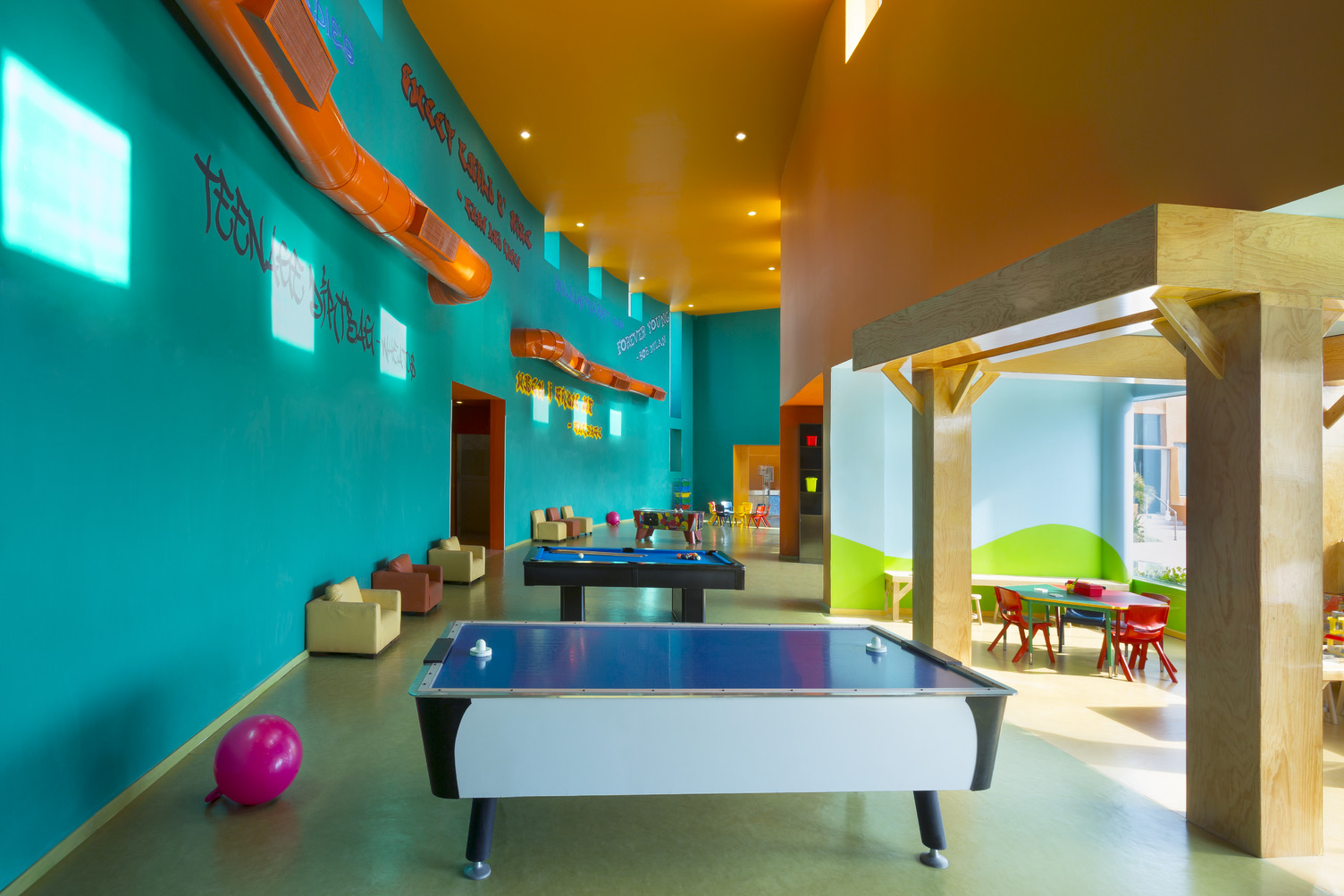 Cancun Kids Lobby v2, Cómo planear una boda destino en Cancún: paquetes, salones y qué esperar realmente