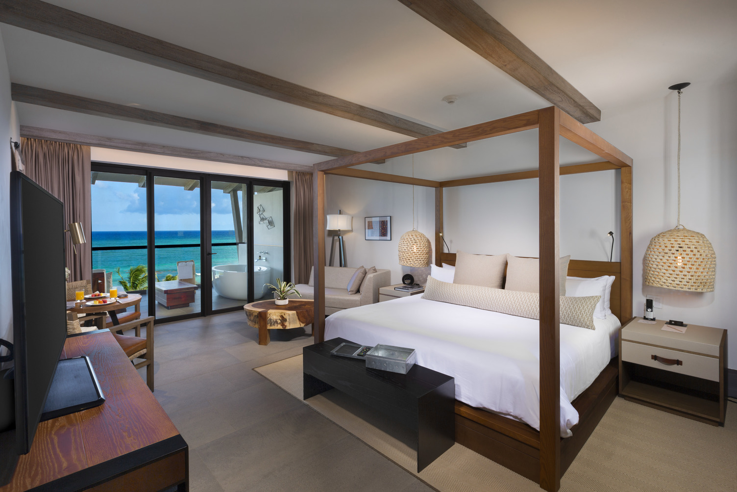 Interior de suite Alcoba con una cama con dosel, área de estar, y vista al océano desde el balcón en UNICO 20°87°, Riviera Ma
